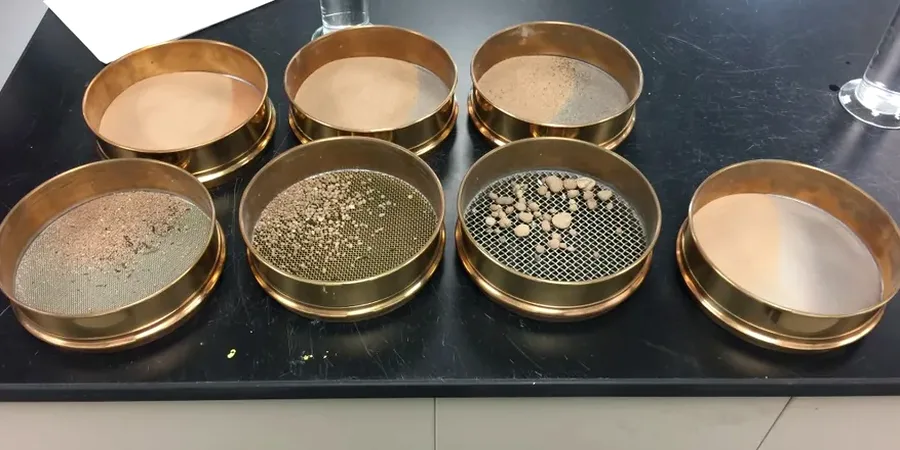 Korngrößenanalyse in Bayreuth – Siebung und Hydrometer für Baugrundgutachten